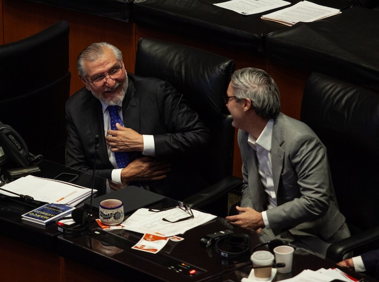 Augusto López y José Ramón Gómez Leal durante una sesión del Congreso, en 2025.