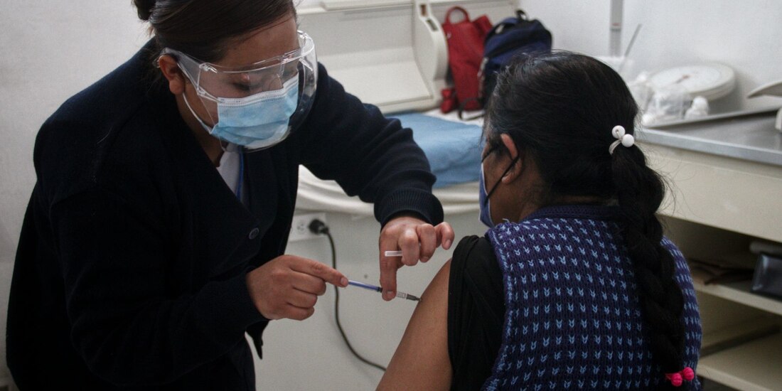 Se ha vacunado contra COVID-19 a un millón 295 mil 940 adultos mayores en menos de un mes en México, destacan autoridades.