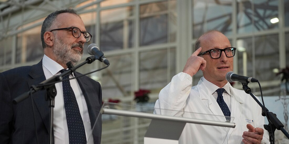 El cirujano Sergio Alfieri, derecha, y el médico personal del papa Francisco, Luigi Carboni