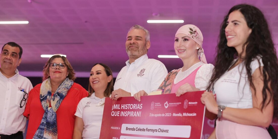 El Gobernador de Michoacán con beneficiarias.