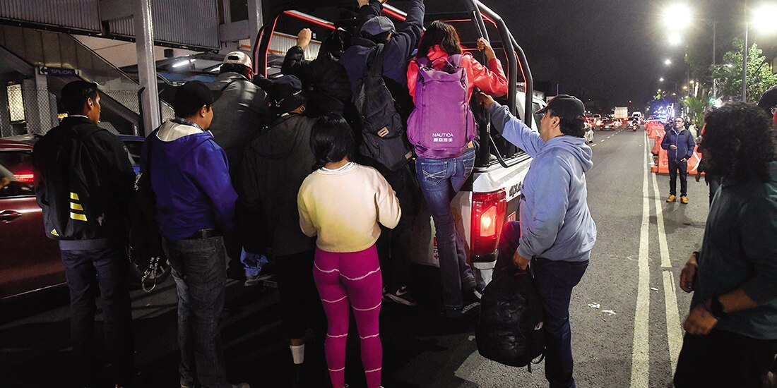 Usuarios afectados de la Línea 2 abordan una camioneta de la SSC, ayer.