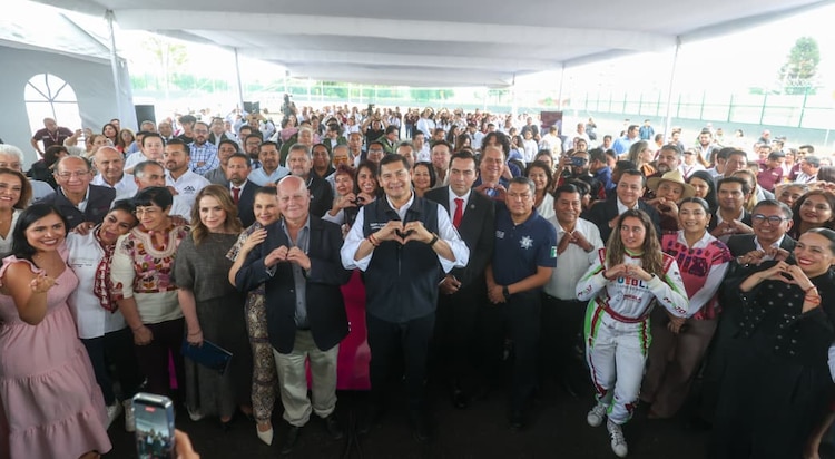 Al centro, el gobernador de Puebla, Alejandro Armenta Mier.
