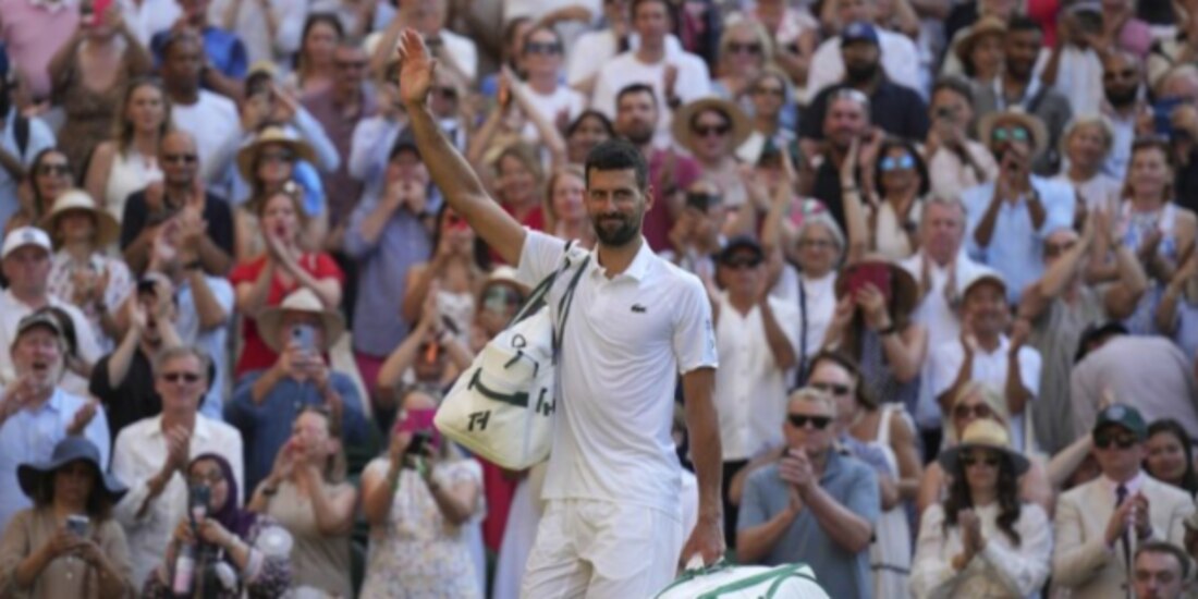 Novak Djokovic se despide después de perder contra Jannik Sinner en la semifinal de Wimbledon, en Londres, en julio de este año.