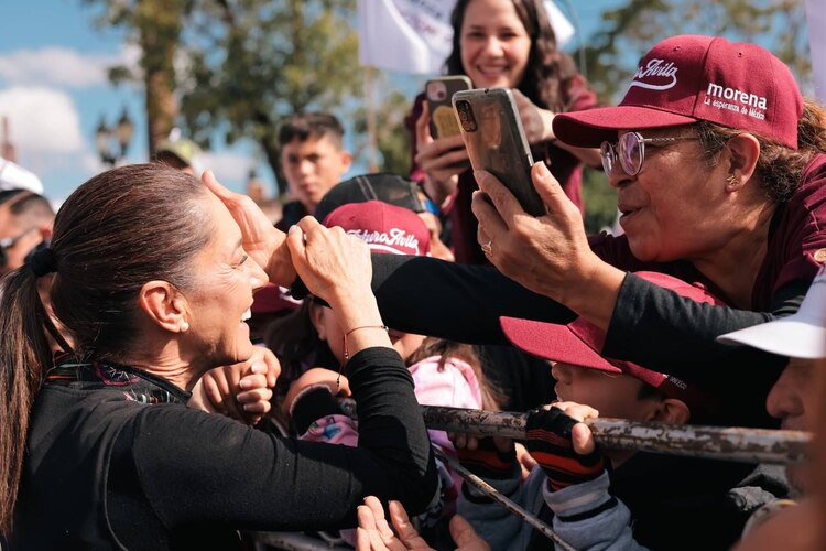 Sheinbaum enfatiza la prioridad de buenos salarios y oportunidades para los trabajadores.