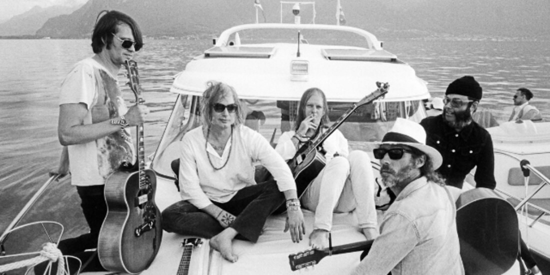 Brian Jonestown Massacre. La banda se autodenominó así por Brian Jones y por el suicidio masivo en Jonestown.