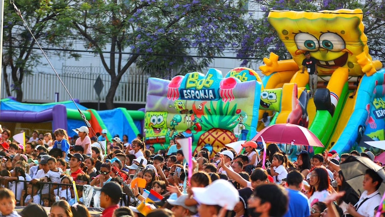 Familias de la GAM disfrutaron de inflables monumentales y conciertos gratuitos.