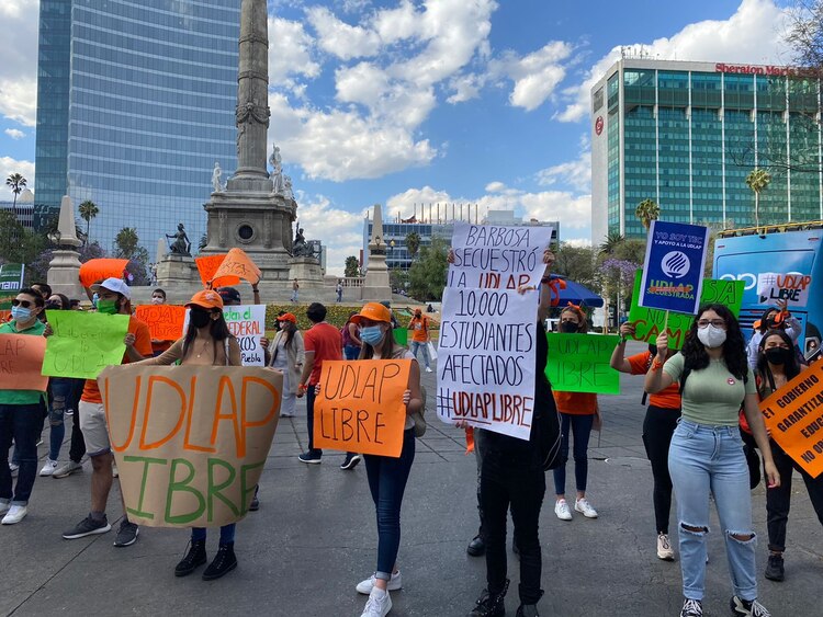 Marcha de la comunidad UDLAP en la CDMX