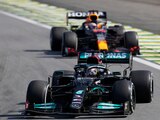 Lewis Hamilton conduce su Mercedes, seguido por Max Verstappen, de Red Bull, el pasado 14 de noviembre durante el Gran Premio de Brasil de F1.