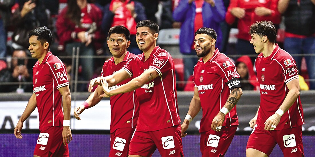 Jugadores de los Diablos celebran una de sus dianas, ayer.
