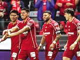 Jugadores de los Diablos celebran una de sus dianas, ayer.