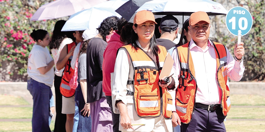 Funcionarios y alumnos de la UNAM participan en el simulacro nacional.