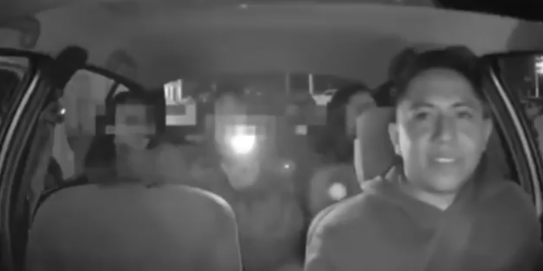 Pasajeras de taxi sin aplicación denuncian acoso porque conductor grababa con cámara de seguridad.