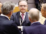 El primer ministro belga, Bart De Wever, con representantes de Chipre, Países Bajos, Luxemburgo y Polonia, ayer.