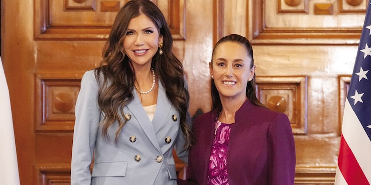 KRISTI NOEM en visita oficial con la mandataria, el 28 de marzo de 2025.