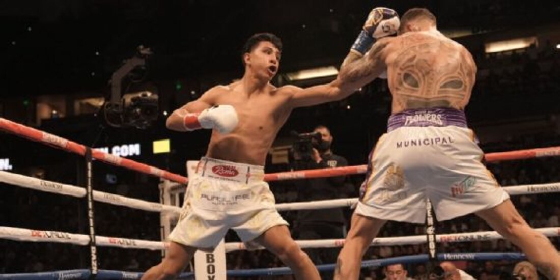 Una acción de la pelea de Jaime Munguía vs Gabriel Rosado