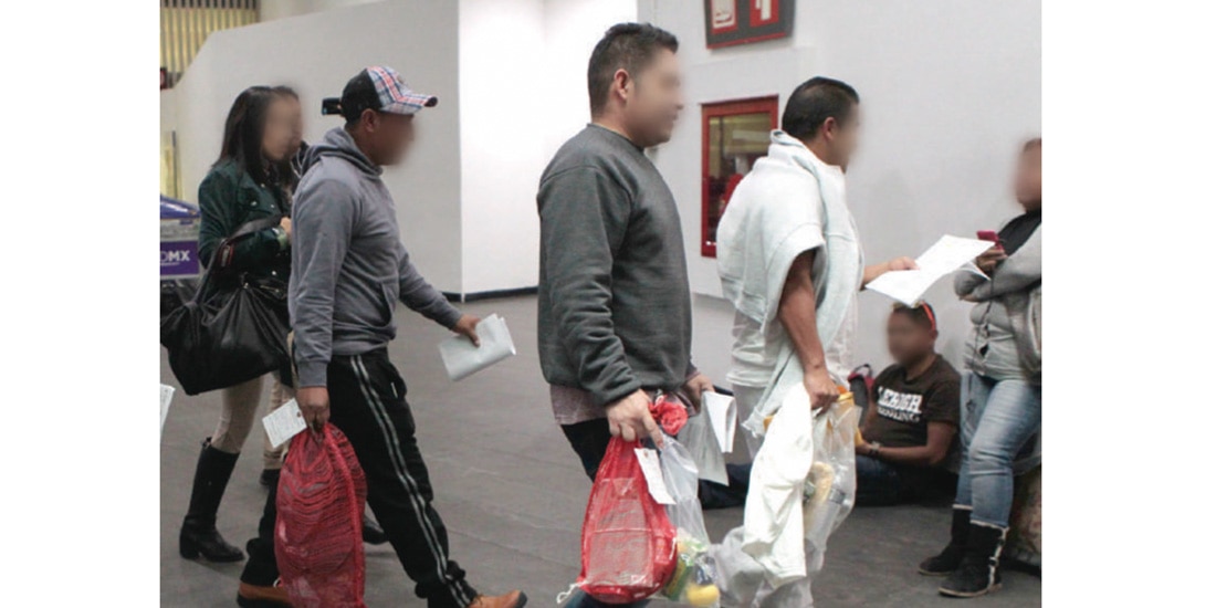 Mexicanos llegan al aeropuerto capitalino tras su repatriación, en 2017