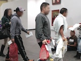 Mexicanos llegan al aeropuerto capitalino tras su repatriación, en 2017