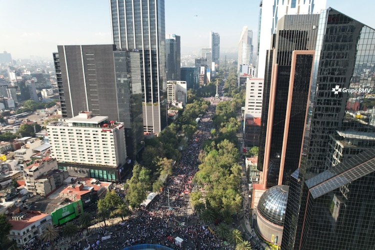 Vista aérea de la marcha desde la Glorieta del Ahuehuete.