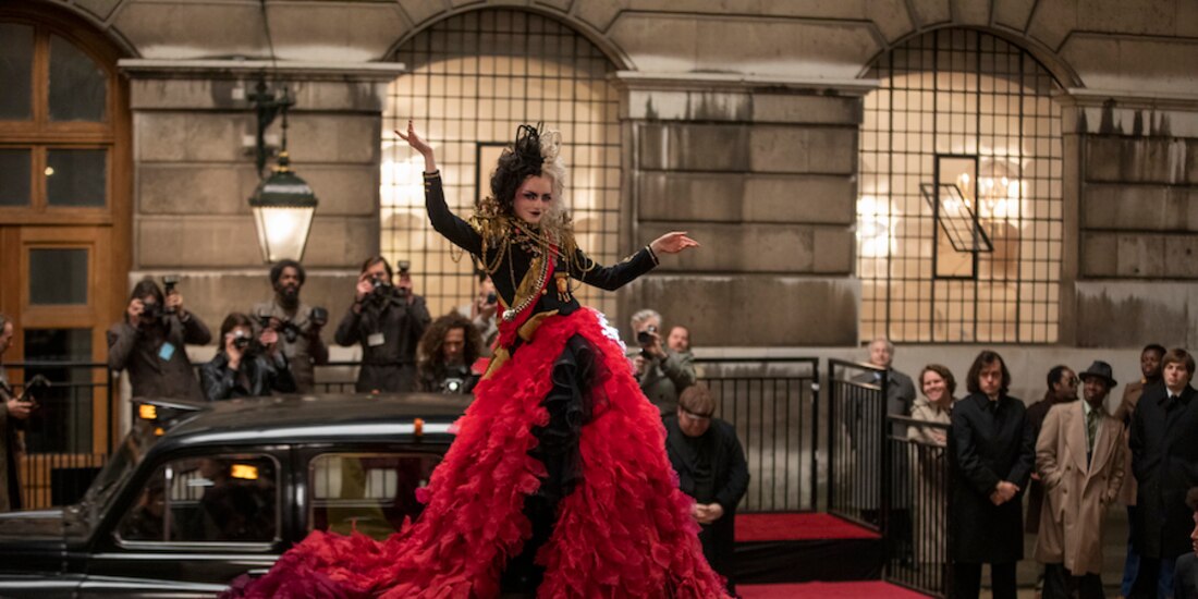 La paleta de colores de los atuendos de la villana Cruella es blanca, negra, gris y roja.