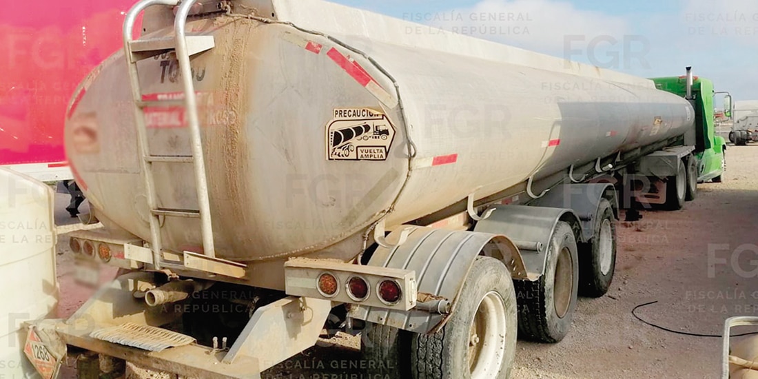 Camión usado para el transporte del crudo decomisado por autoridades, ayer.