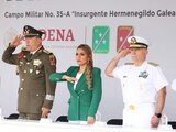 La gobernadora Evelyn Salgado y mandos militares.