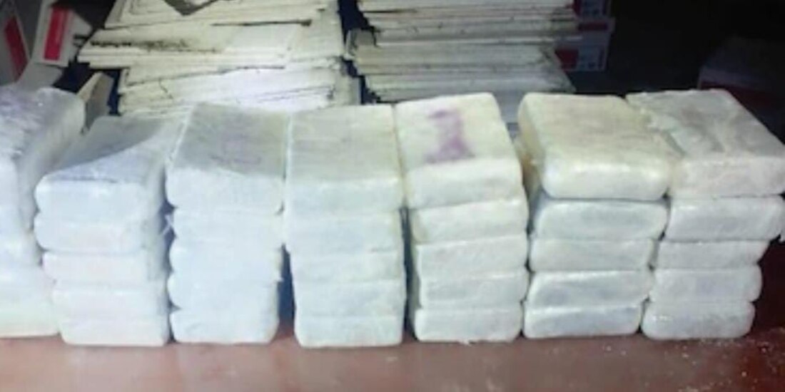 Autoridades federales incautaron un tractocamión con mil 193 kilos de cocaína en Huixtla, Chiapas.