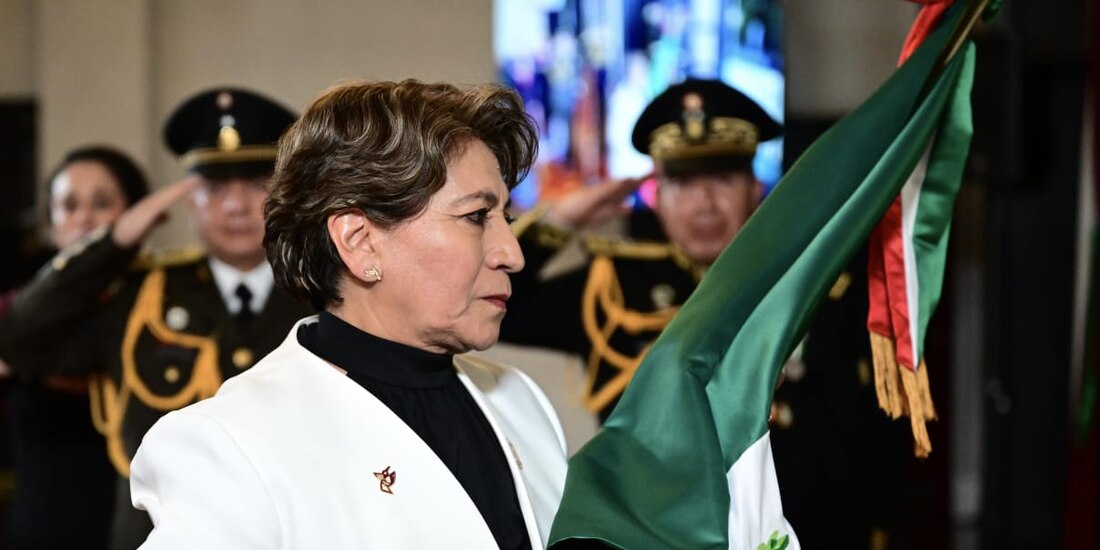 La Gobernadora Delfina Gómez entrega la bandera nacional tras encabezar su segundo Grito de Independencia en el Edomex.