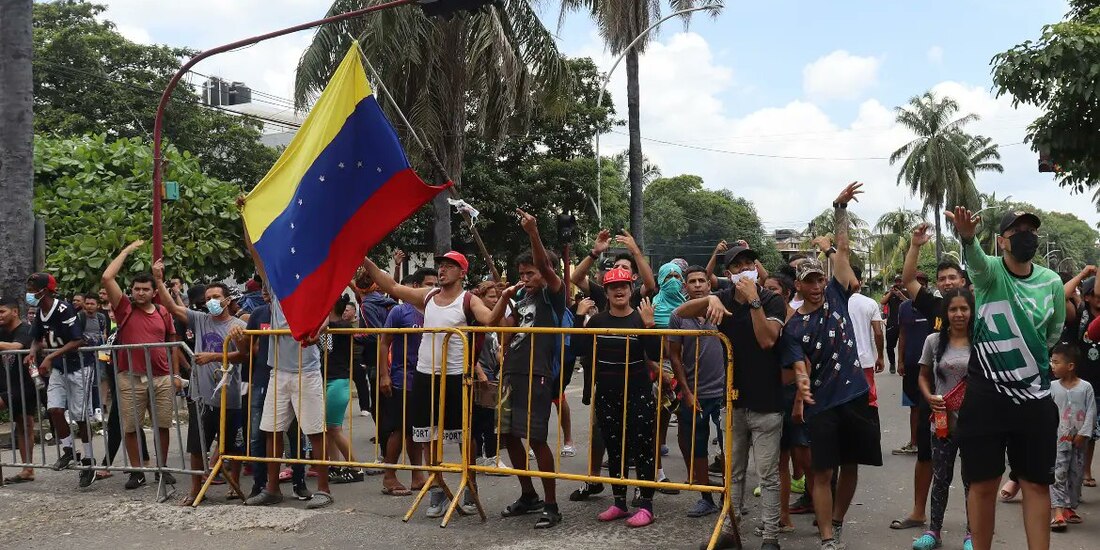 Irrumpen migrantes en oficinas del INM en Chiapas.