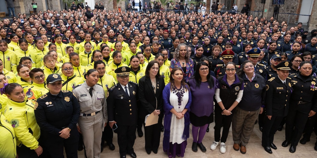 La mandataria capitalina, ayer, en el encuentro con uniformadas