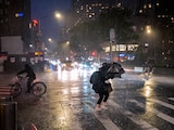 Personas caminan en calles de Nueva York pese a las fuertes lluvias y vientos provocados por el huracán "Ida"