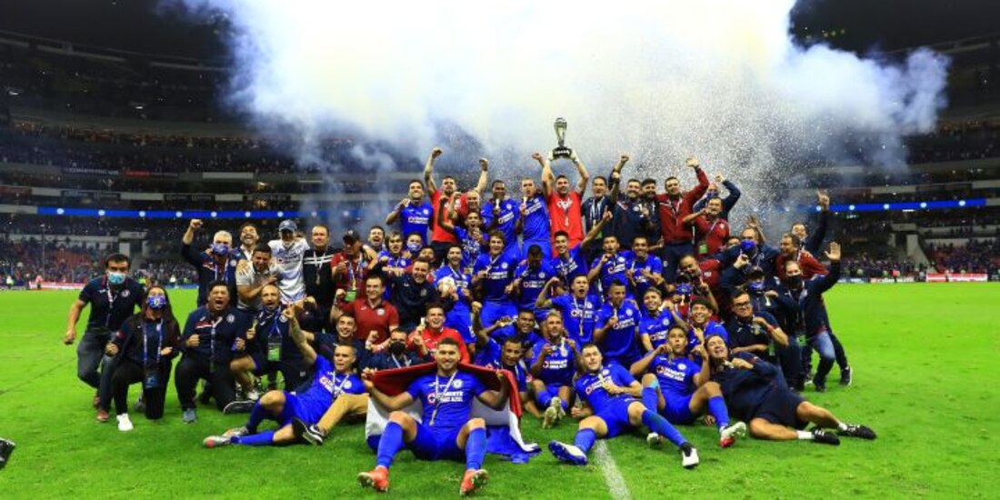Futbolistas del Cruz Azul celebran con el trofeo que los acredita como campeones de la Liga MX el pasado 30 de mayo.