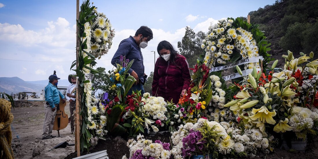 Entierro de una persona en el panteón de Chalco.