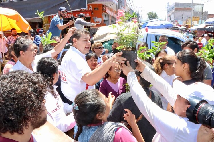 Alejandro Armenta convivió en este recorrido con las y los comerciantes de esa zona,
