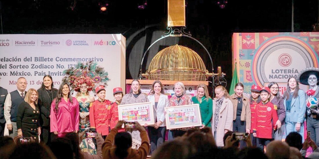 DEVELACIÓN DEL BILLETE conmemorativo, en el teatro de la Lotenal, ayer.