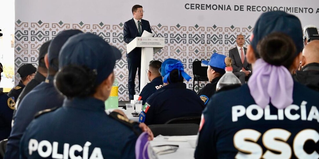 Condecoran a mil policías de CDMX por su entrega al servicio.