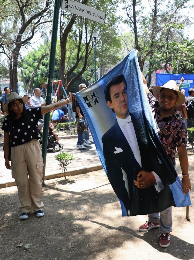 Dos fans llevaron una frazada con la imagen del Príncipe de la Canción.