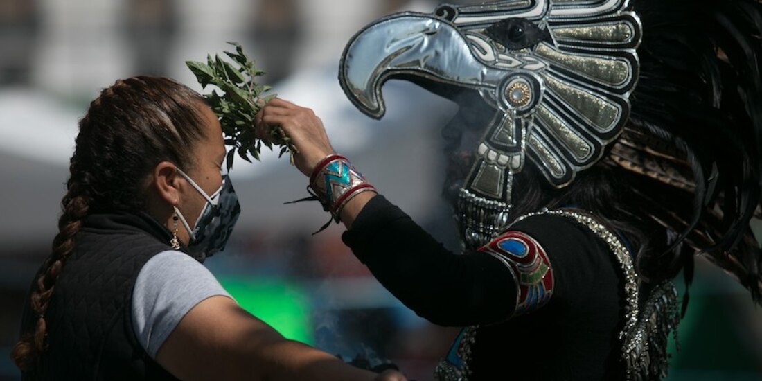 Una mujer recibe una limpia en un ritual prehispánico, en el Centro Histórico de la CDMX, el fin de semana.