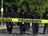 CUERNAVACA, MORELOS 26SEPTIEMBRE2023.- Un agente del grupo ligeros (motociclista) de la Policía de Morelos asignado a este municipio fue asesinado al interior de su casa ubicada en la privada Centenario de la colonia Lienzo Charro, al norte de la capital. La victima de nombre Mariano "N" apodado "la Manzana" o "el Chino" llegada a su domicilio después de su turno cuando fue atacado a balazos por los homicidas, que viajaban, según versiones de los vecinos, en un auto modelo Sentra color blanco, uno de ellos vestía una sudadera negra y pantalón de mezclilla azul. El sitio del ataque fue acordonado por Policía de Morelos y elementos del Ejército mexicano, después arribaron peritos e investigadores de una Unidad Especializada en Escenas de Crimen, quien levanto evidencias para la averiguación que inicia. Finalmente, el cadáver, fue levantado por trabajadores del Servicio Médico Forense, quienes lo trasladaron a la morgue en espera de que sea reclamado por su familia. FOTO: MARGARITO PÉREZ RETANA / CUARTOSCURO.COM