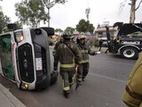 Una ambulancia se vuelca luego de ser impactada por una camioneta en calles de la alcaldía Coyoacán.