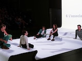 Los actores en una función de la obra de teatro documental.