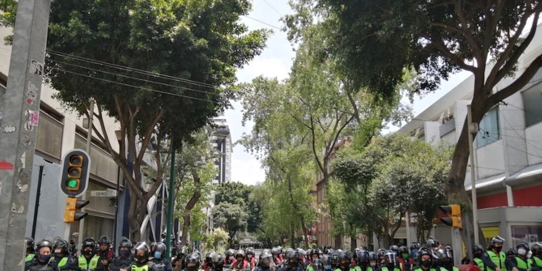 Alrededor de 20 mujeres se hicieron presentes la tarde de ayer frente a las instalaciones de la Secretaría de Seguridad Ciudadana (SSC), donde decenas de elementos fueron desplegados, para protestar por la agresión a una manifestante ocurrida el viernes pasado. Aunque a la convocatoria en redes se habían sumado más de 150 personas, al final las asistentes señalaron que las organizadoras no llegaron.