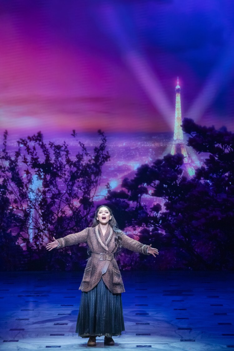 Anastasia trata de descubrir quién es.