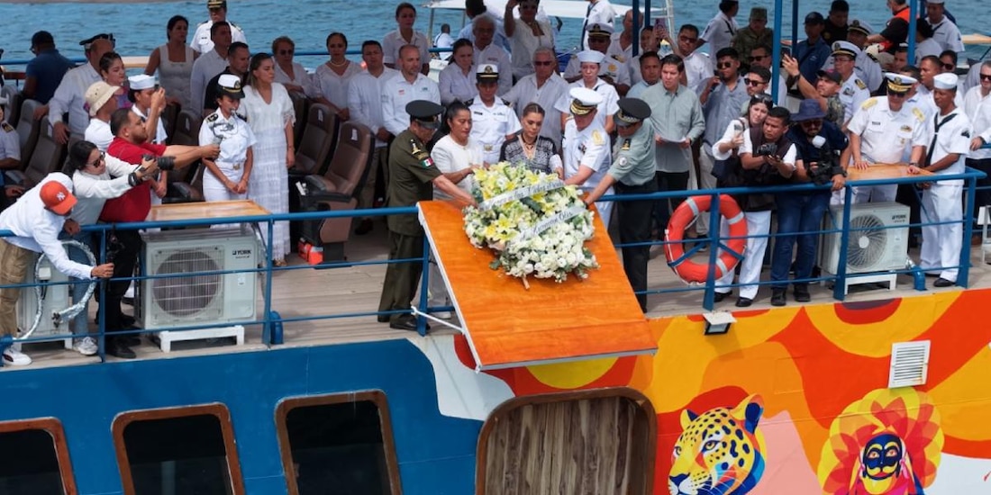 Acapulco recuerda a víctimas del Huracán Otis con ceremonia y ofrenda naval.