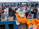 Acapulco recuerda a víctimas del Huracán Otis con ceremonia y ofrenda naval.