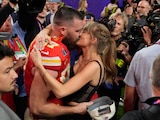 Travis Kelce y Taylor Swift en febrero de 2024