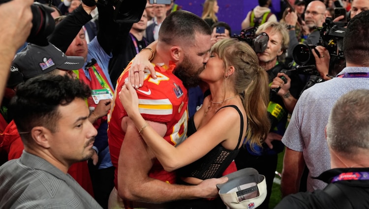 Travis Kelce y Taylor Swift en febrero de 2024