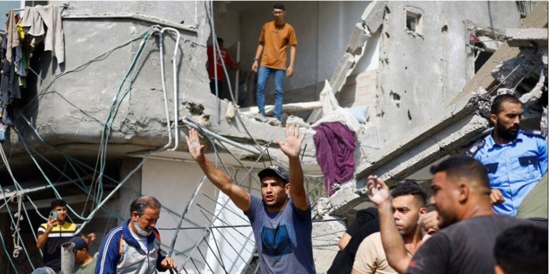 Un hombre reacciona mientras los palestinos se reúnen para buscar víctimas en el lugar de un ataque israelí contra una casa en Khan Younis, en el sur de la Franja de Gaza, el 24 de octubre.