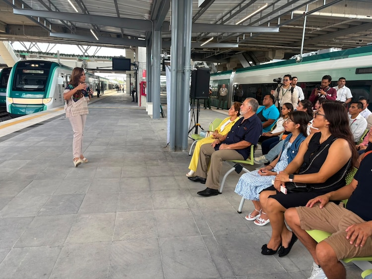 Unidades de "Tren Maya Conecta" integrarán el transporte en autobús hacia puntos estratégicos de Cancún y Playa del Carmen.