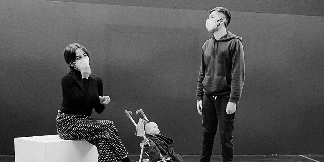 Integrantes de 4 Búhos Teatro, en ensayos de su más reciente montaje.