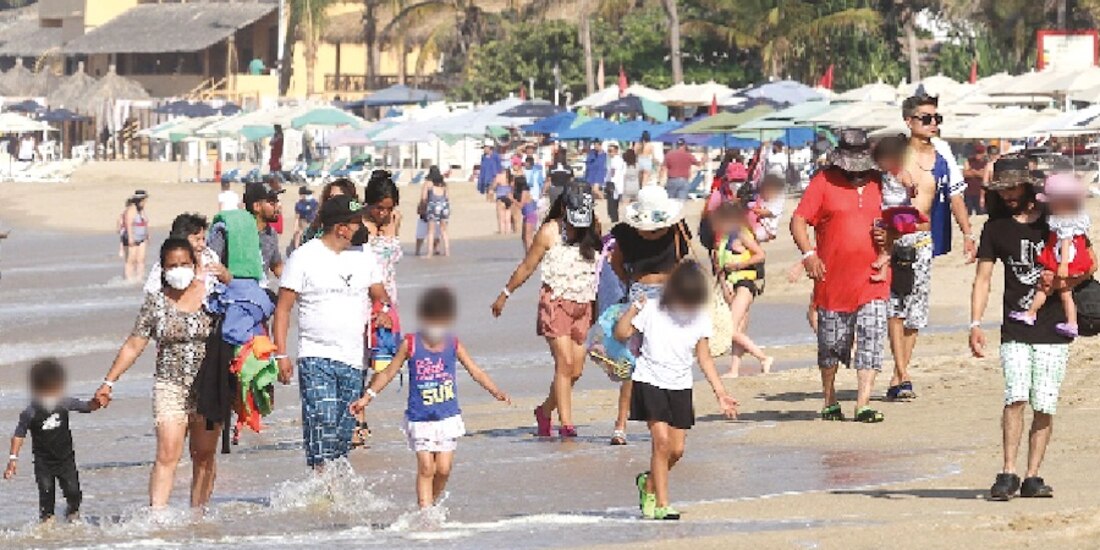 Familia de turistas en una playa de Acapulco, Guerrero, ayer.